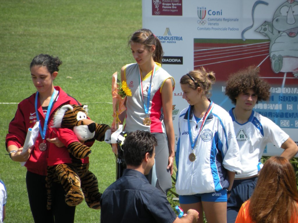 giuliarivaallapremiazioneperlavittorianei2002.jpg