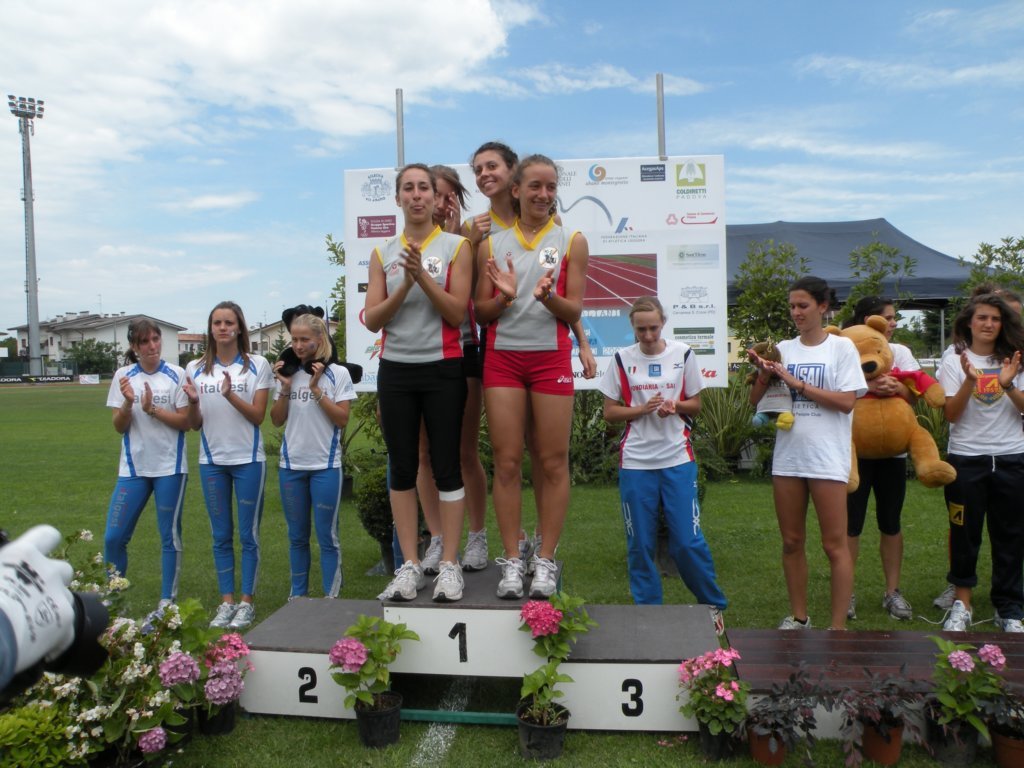 staffetta4x400sulpodio3.jpg